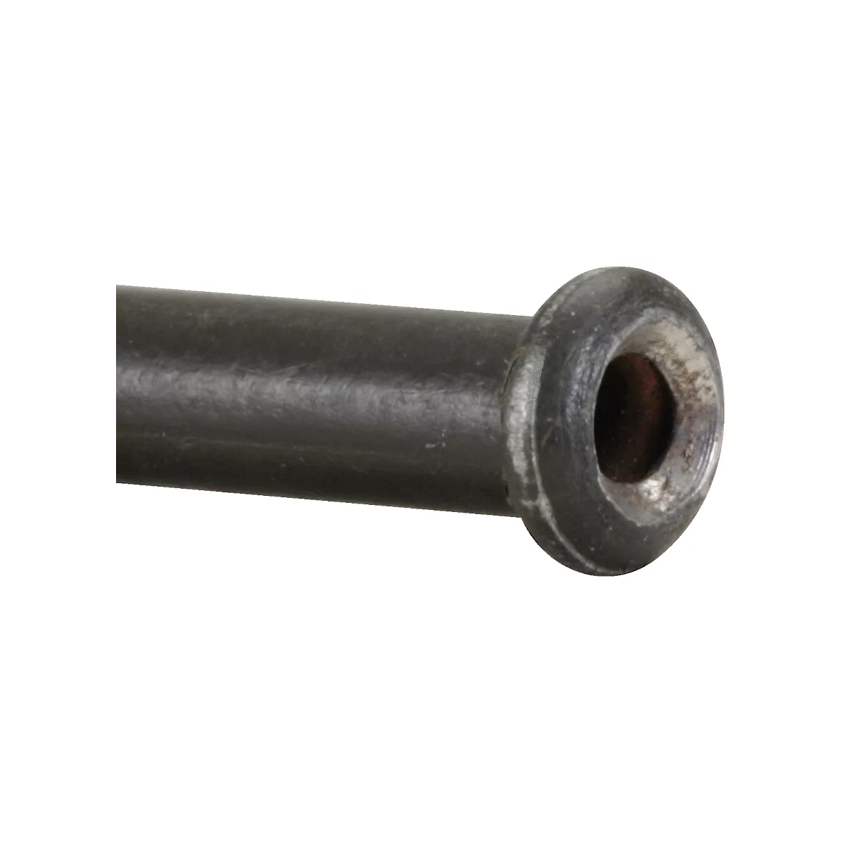 Nahaufnahme eines Metallzylinders mit dunkler Oberfläche und einem hohlen Ende.